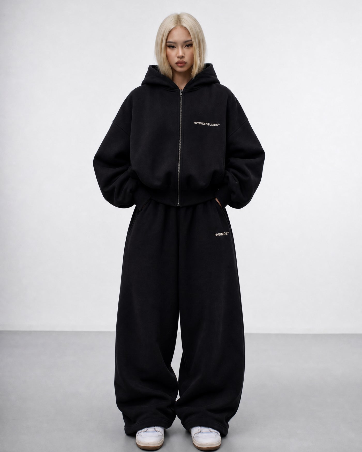 HEAVY ZIP SET Deep Black — on model front alt