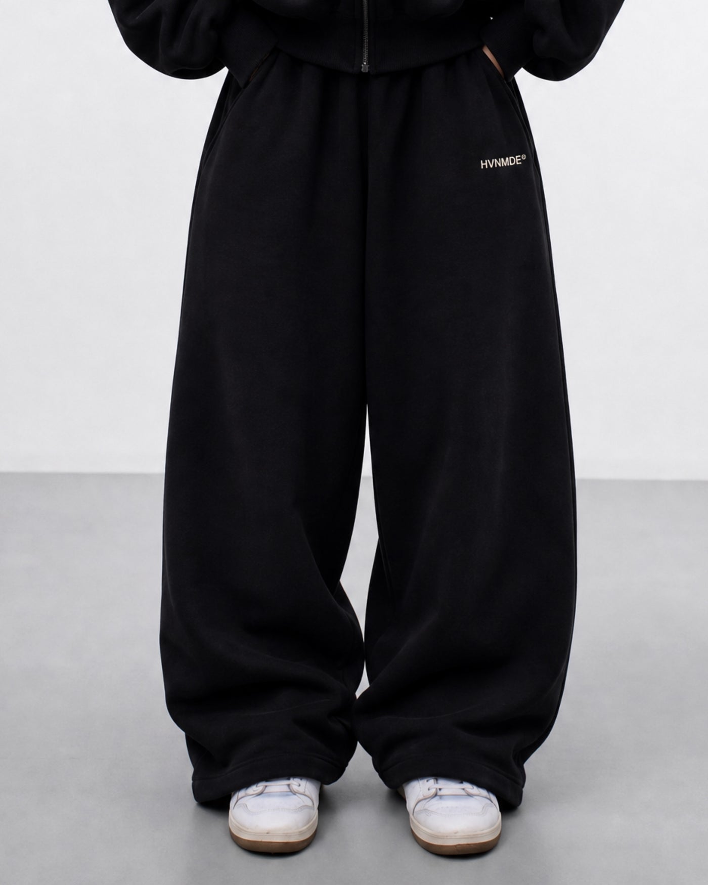 V2 Sweatpants Deep Black — on model back