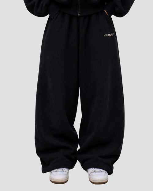 V2 Sweatpants Deep Black — on model three-quarter