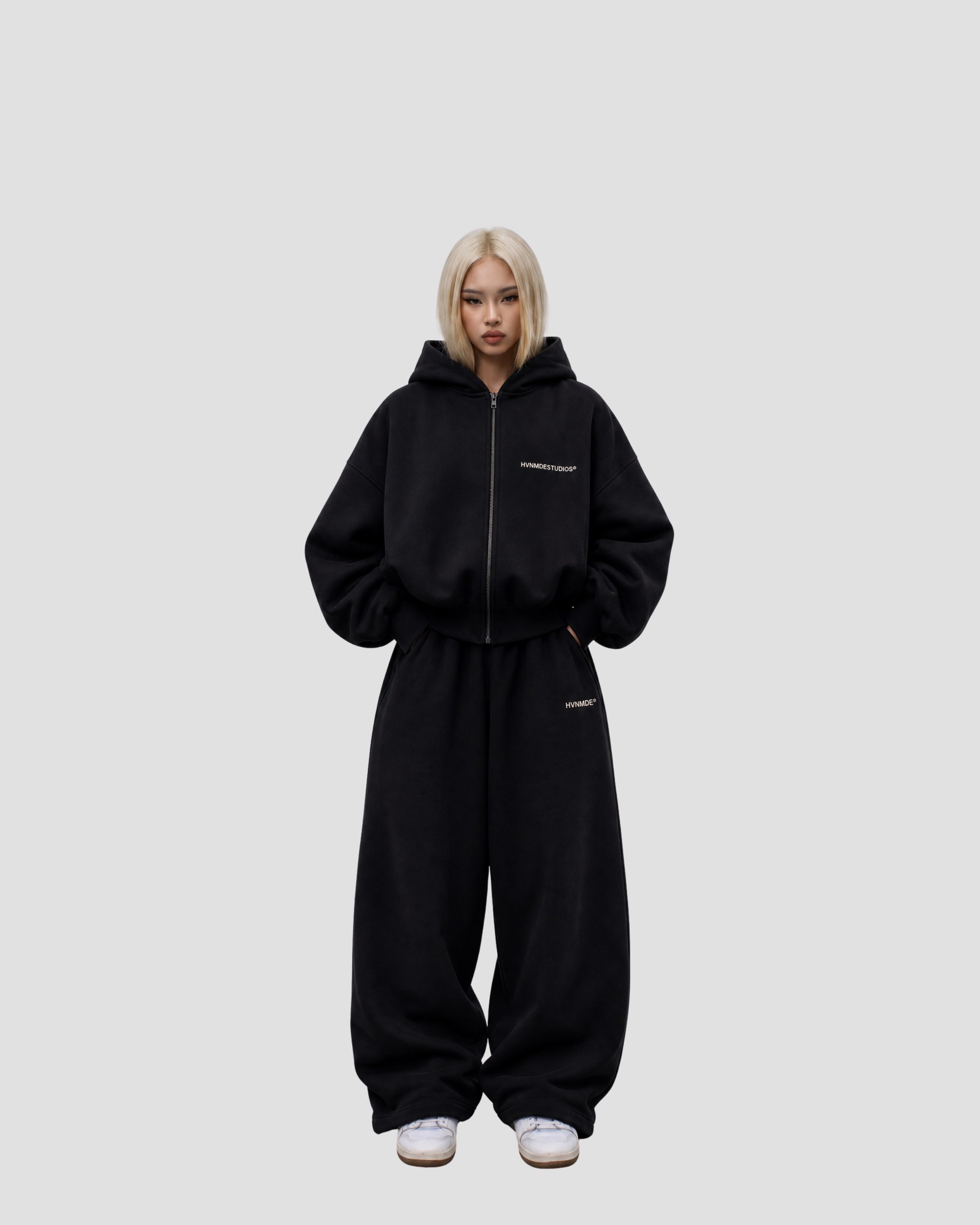 HEAVY ZIP V2 Deep Black — on model