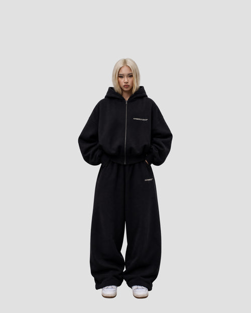 HEAVY ZIP V2 Deep Black — on model