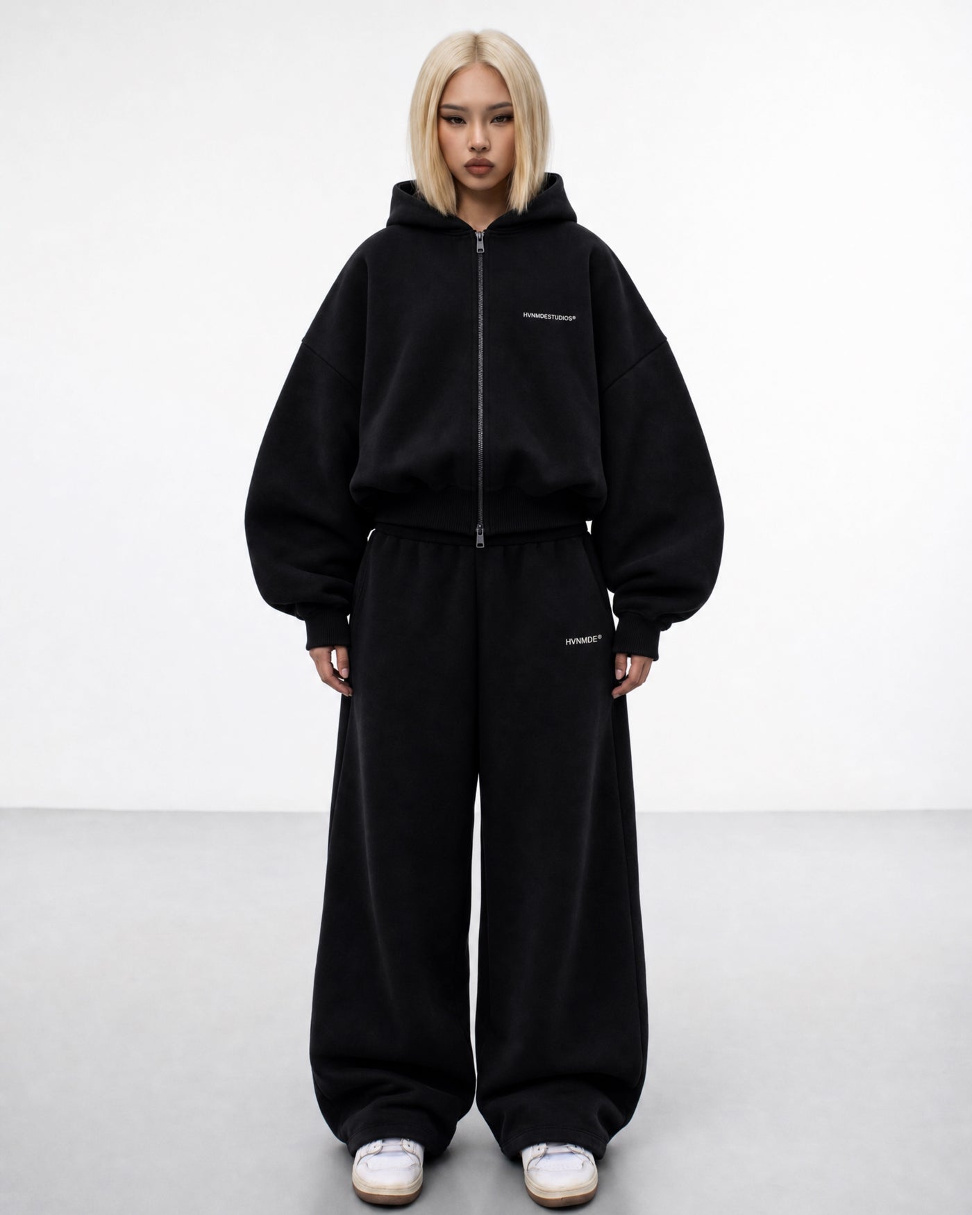 HEAVY ZIP SET Deep Black — on model front