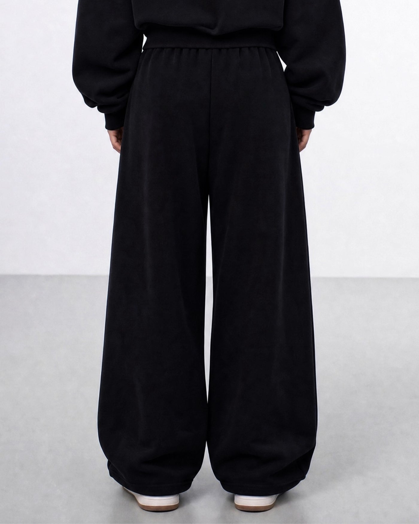 V2 Sweatpants Deep Black — on model front