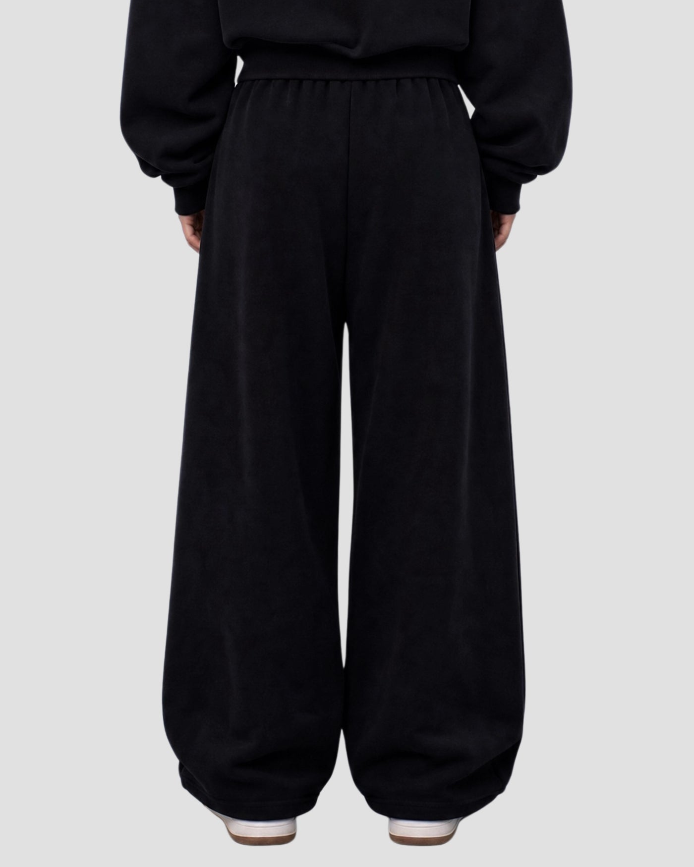 V2 Sweatpants Deep Black — on model front