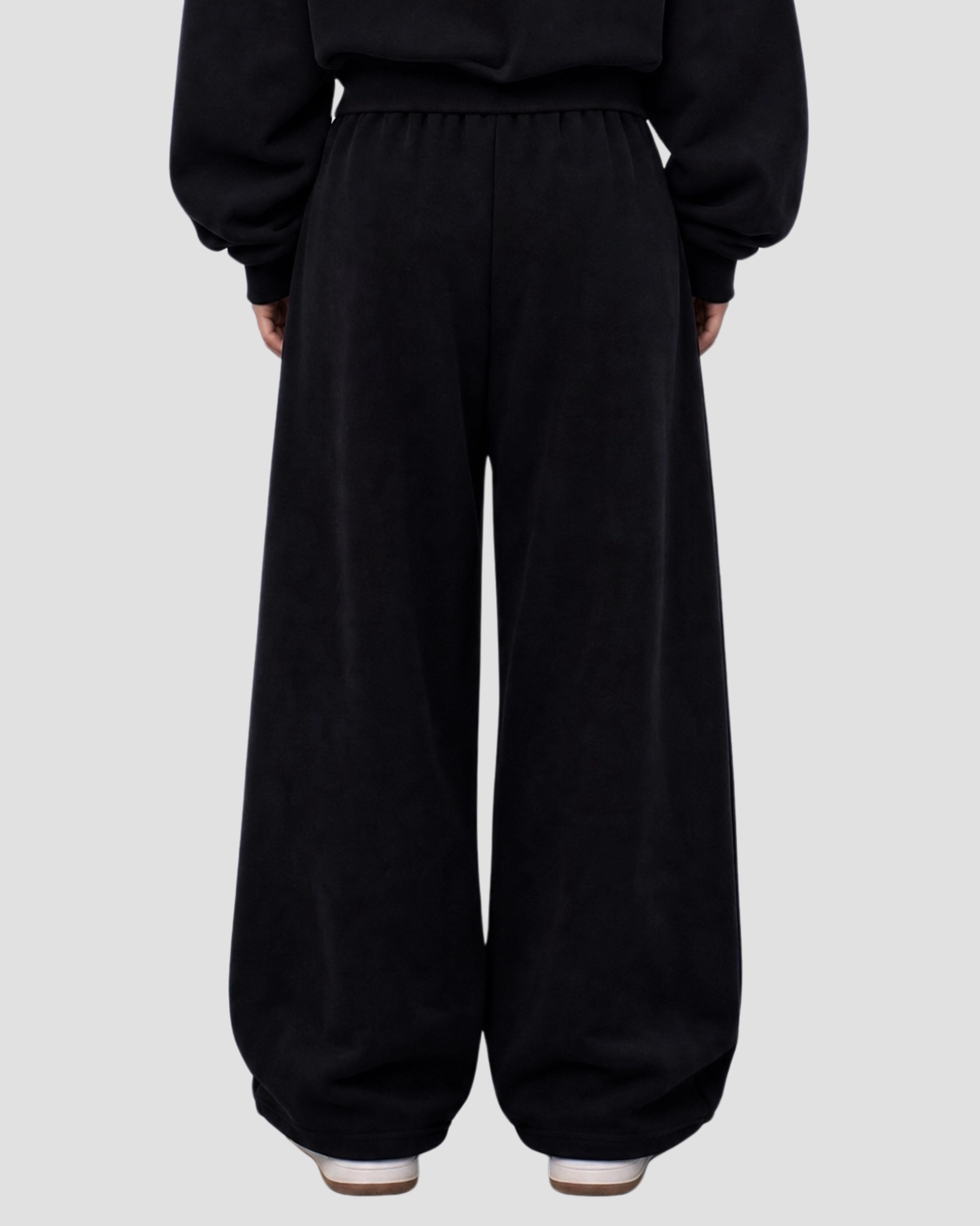 V2 Sweatpants Deep Black — on model front